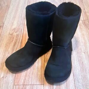 UGG- Classic Short Boot ( 6 US / 37 EUR / 4.5 UK / 23 JAPAN)